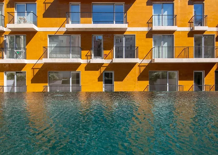 Deluxe 1 Bdr W/ Pool View By Lovelystay